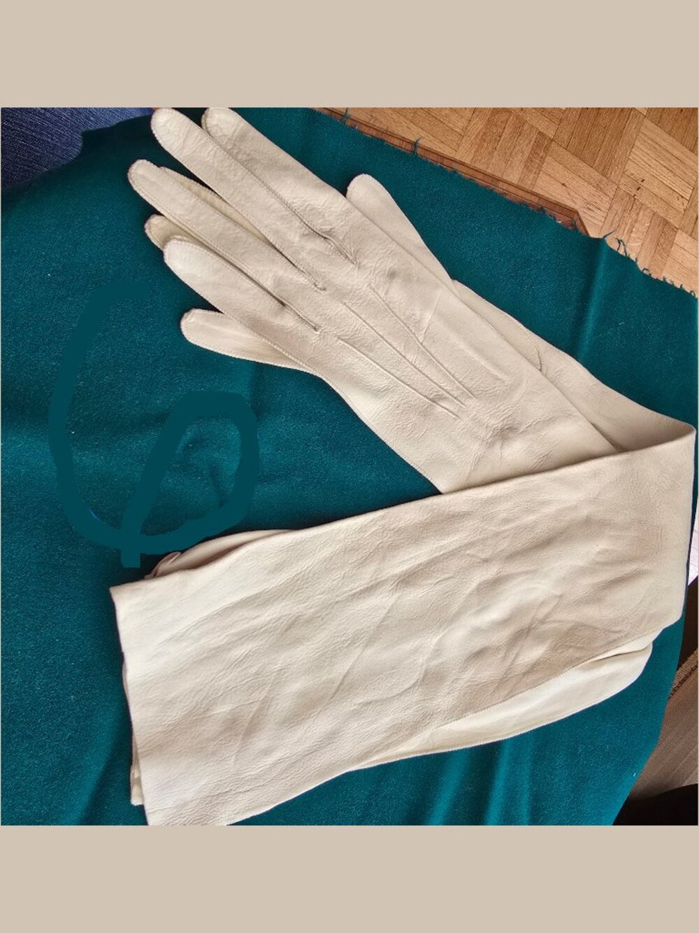Unique Vintage Pearlized Buttons Leather Off-White Mid-Length Gloves